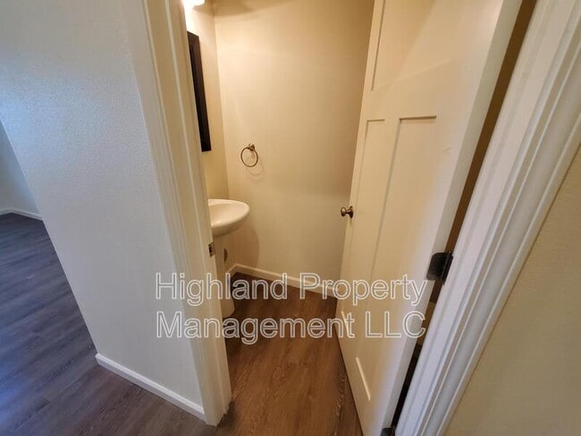 Building Photo - 504 NE Stadium Way