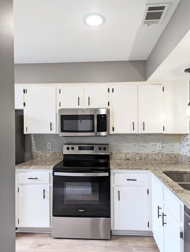 Kitchen - 6198 Willowpointe Cir