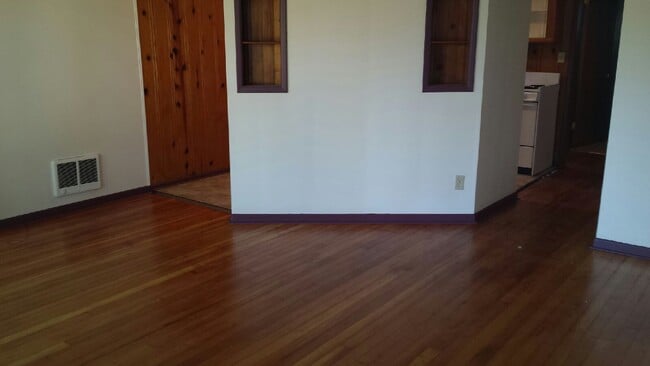 Building Photo - 130 Hargadine St