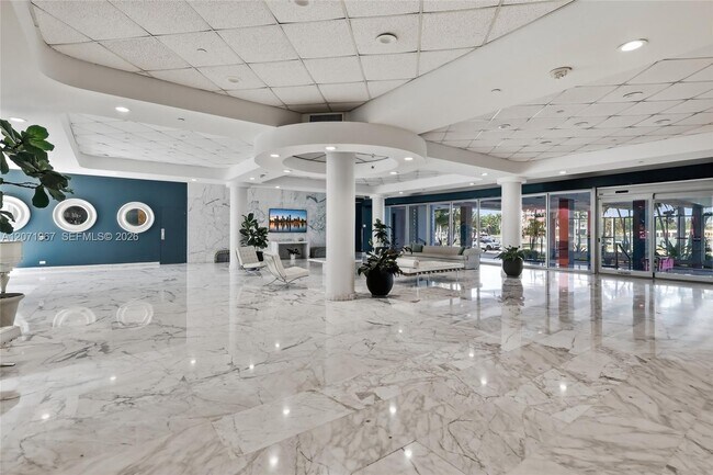 Foto del edificio - 5055 Collins Ave