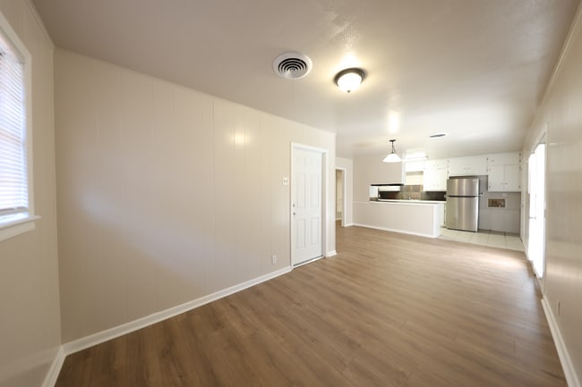 Building Photo - 3221 Lawnwood Dr