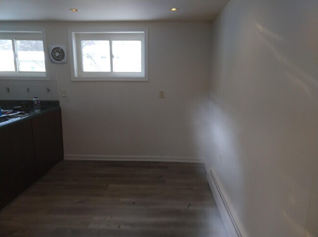 Dining Area - 405 W Moreland Rd