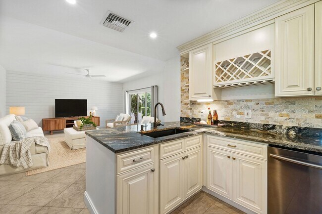 Foto del edificio - 2703 Fairway Dr N