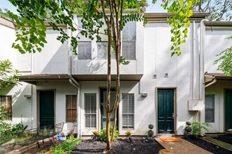 Building Photo - 2100 Tanglewilde St