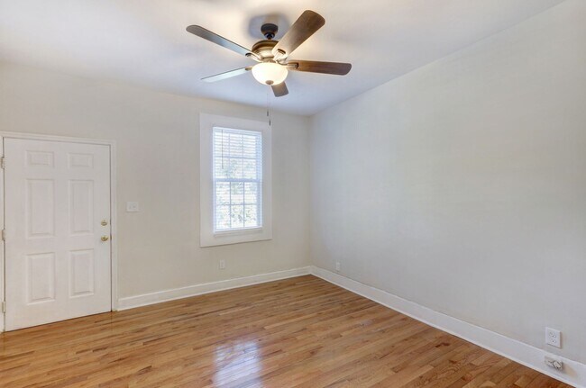 Foto del edificio - Gut Renovated - One Bedroom (2 blocks from...