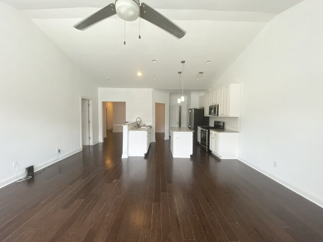 Building Photo - Spacious Three Bedroom Town Home! Located ...