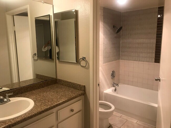 Baño completo en la planta baja - 10659 Caminito Cascara