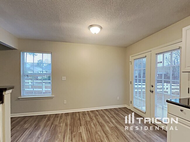 Building Photo - 200 E Lake Trail