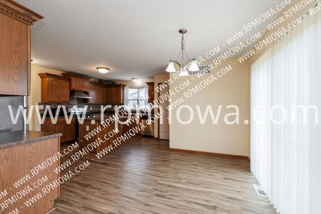 Foto del edificio - JORDAN CREEK AREA!! 4 Bedroom,  3.5 Bathro...