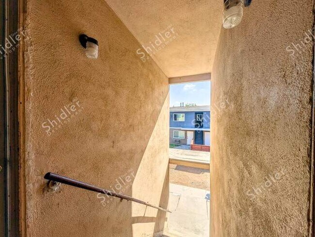 Building Photo - Upstairs 2 Bedroom 1 Bath with Massive Walk In Closet, Covered Gated Parking