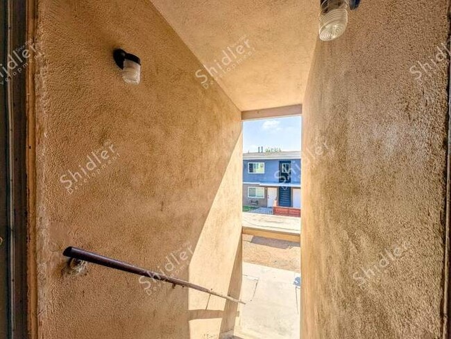 Foto del edificio - Upstairs 2 Bedroom 1 Bath with Massive Walk In Closet, Covered Gated Parking