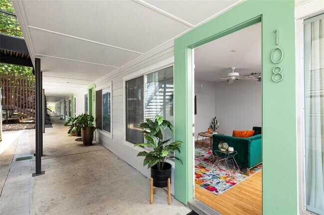 Foto del edificio - 2200 Dickson Dr