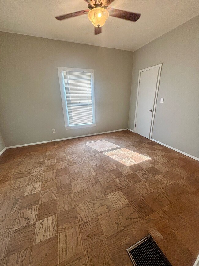 Foto del edificio - 1112 Weller Ave