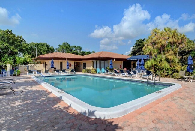 Foto del edificio - 21785 Cypress Dr