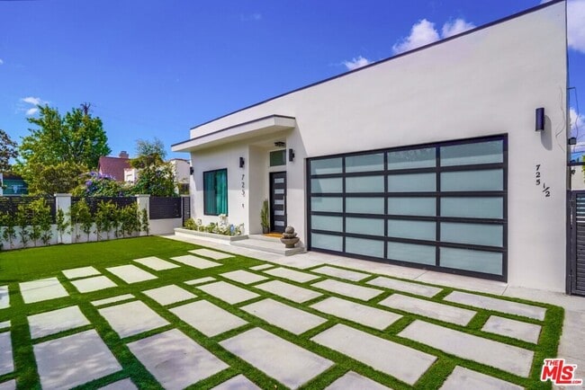 Building Photo - 725 N CRESCENT HEIGHTS Blvd