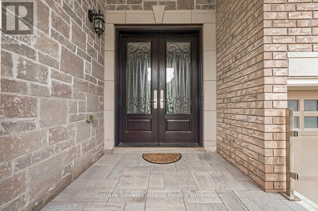 Building Photo - 2147 Vineland Cres