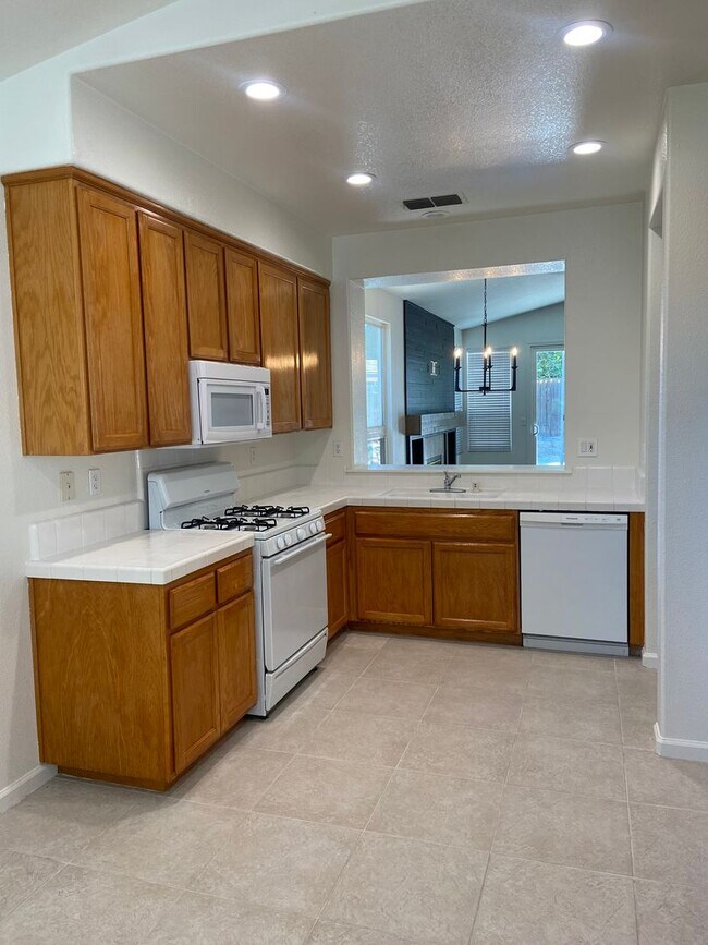 Foto del edificio - East Roseville - Near Olympus Point - 3 Bdrm, 2 Bath
