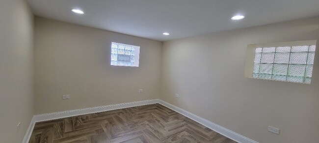 Building Photo - 7032 S Maplewood Ave