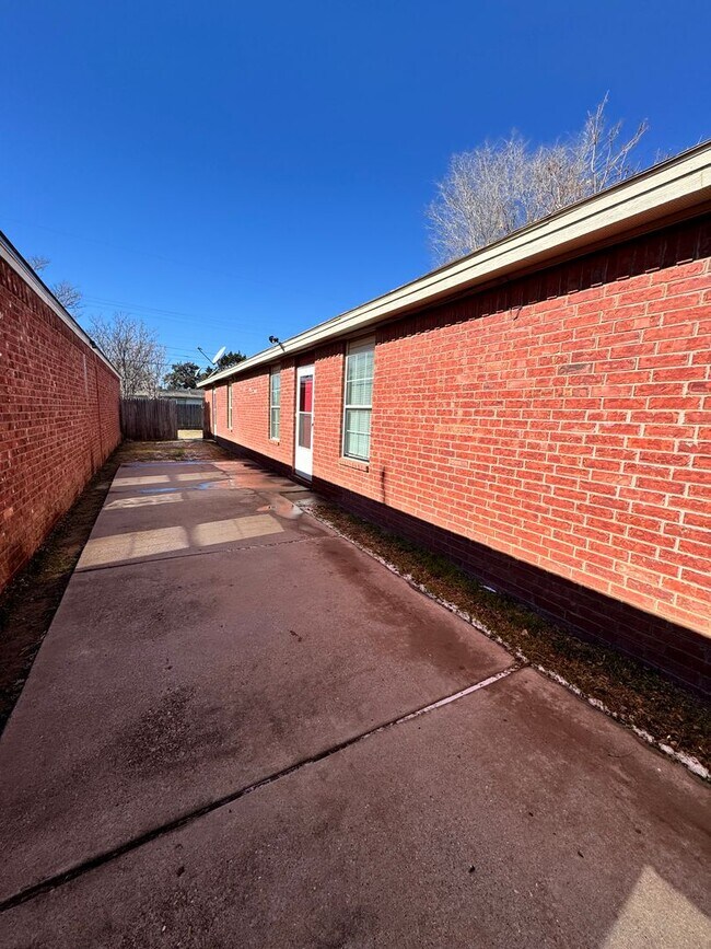 Building Photo - 4 Bedroom,  2 Bath