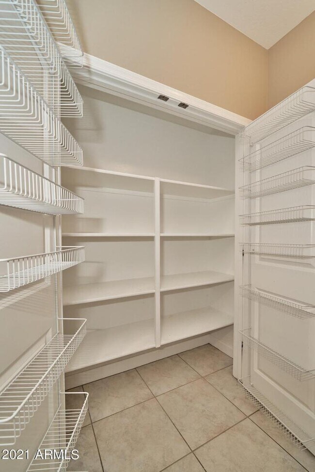 Foto del edificio - 240 W Juniper Ave