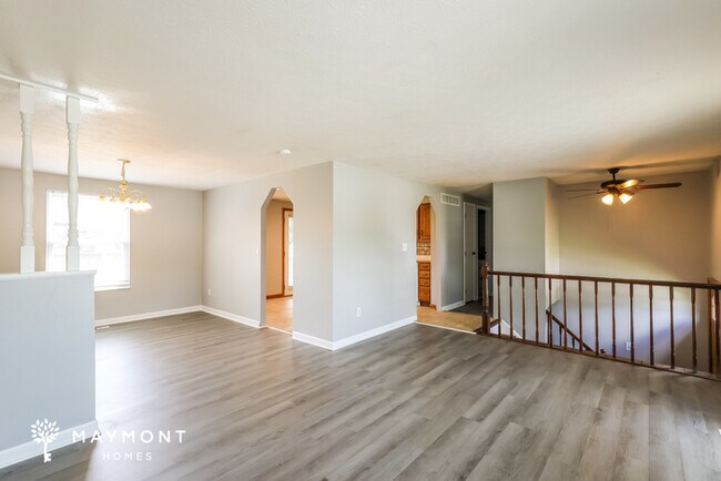Building Photo - Charming bi-level Home