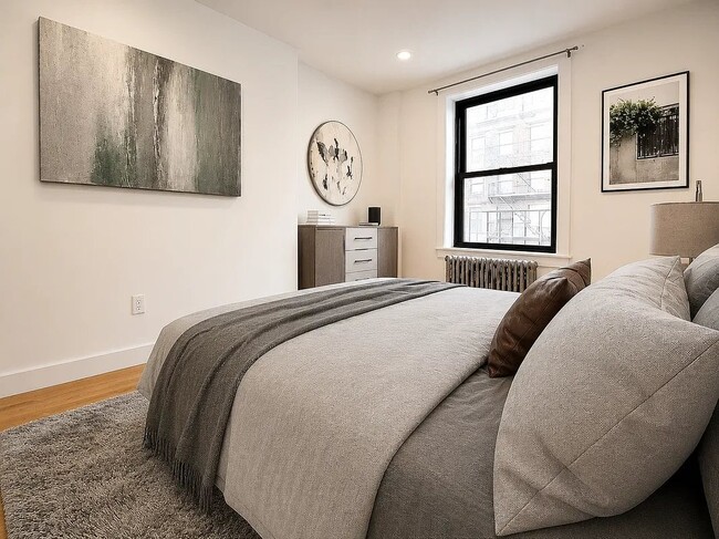 Building Photo - 406 W 39th St