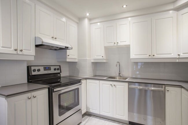 Building Photo - 3495 Rue de la Montagne