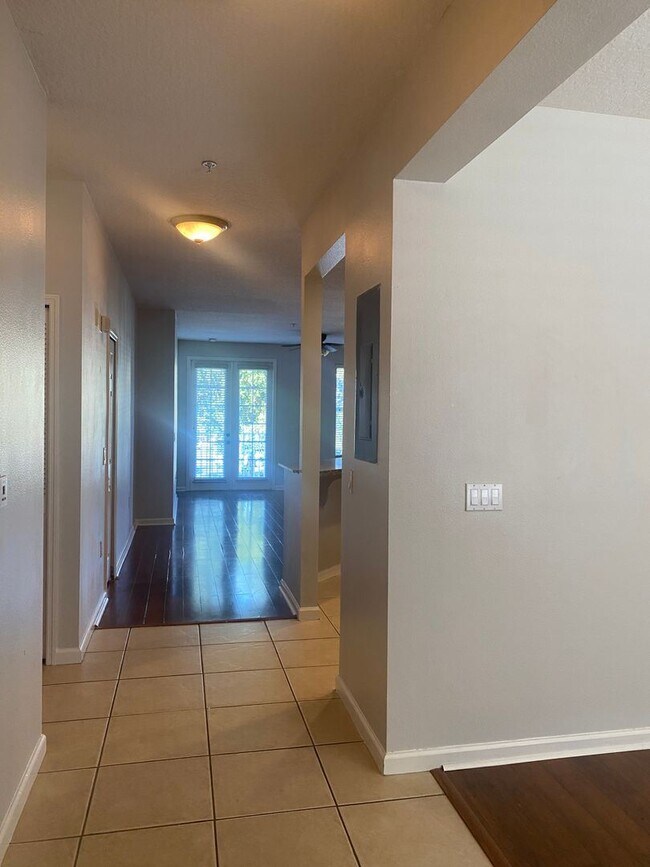 Building Photo - 2 br, 2 bath House - 987 FERN AVE UNIT 202