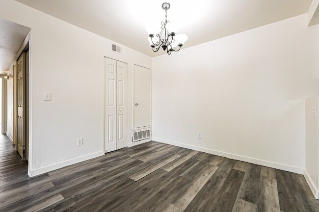 Foto del edificio - "Price Improvement! Spacious first floor, 3-Bed, 2-Bath Condo in Aurora-Easy Access to Airport, B...