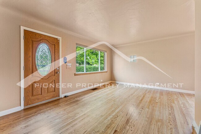 Building Photo - Single Family Home with a 1 Car Garage!