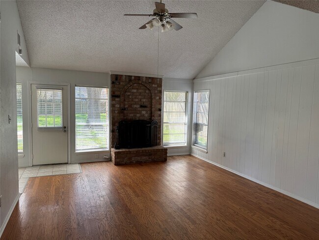 Foto del edificio - 22823 Deville Dr