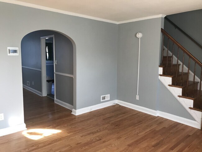 Sala de estar - 8318 Loch Raven Blvd