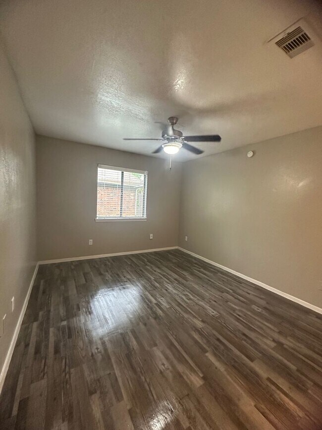 Building Photo - 1719 Park Vista Dr