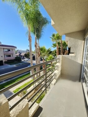 Interior Photo - 3750 Kelton Ave