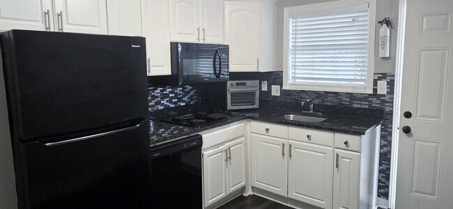 Building Photo - 21 Delmont Dr NE
