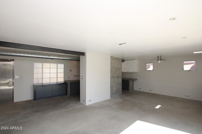 Building Photo - 711 W Wilshire Dr