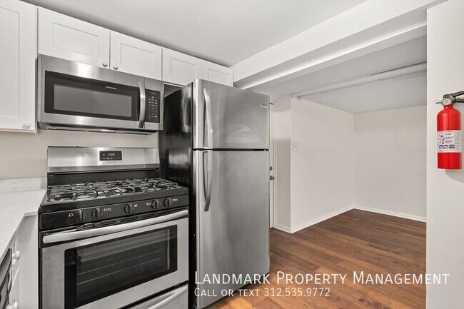 Foto del edificio - 3742 W Diversey Ave