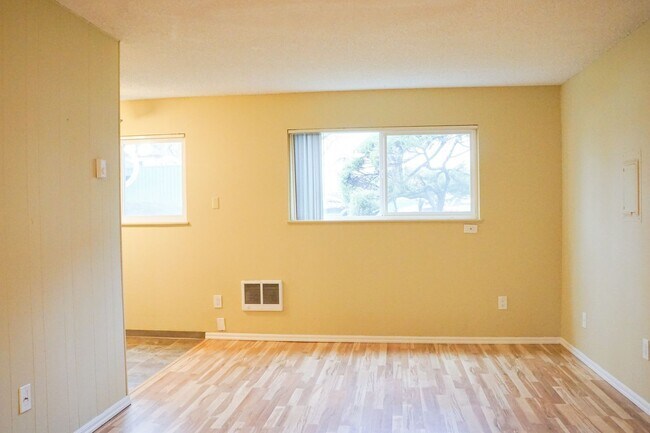 Building Photo - Sunny & Bright 1st Floor 1-Bed w Dishwasher & Parking!