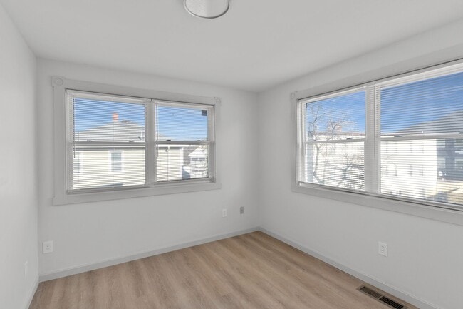 Building Photo - 417 Admiral St
