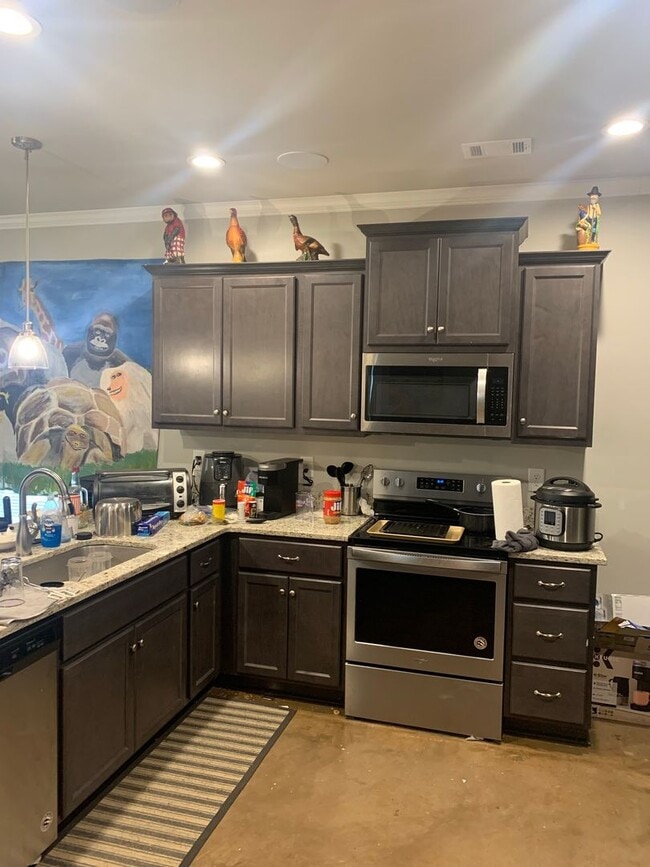 Building Photo - Four Bedroom Near Downtown Available for P...