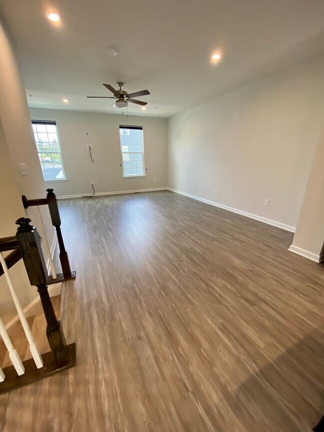 Foto del edificio - Beautiful 4-Bedroom/3.5-Bathroom Townhouse...