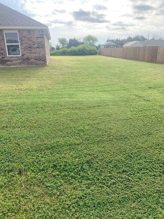 Building Photo - Durant school/Open floor plan/Close to Hwy 70