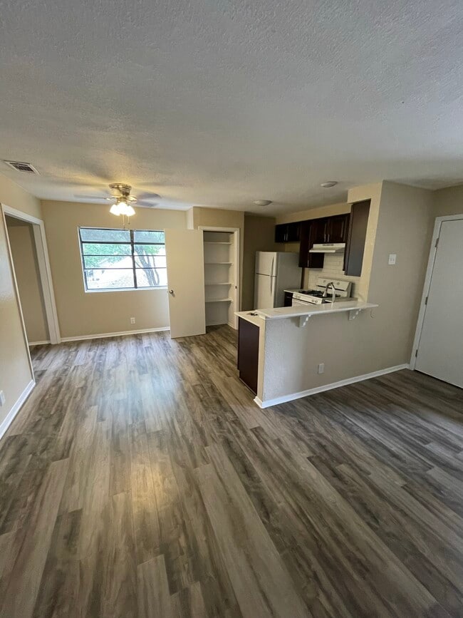 Building Photo - 501 Algerita Dr