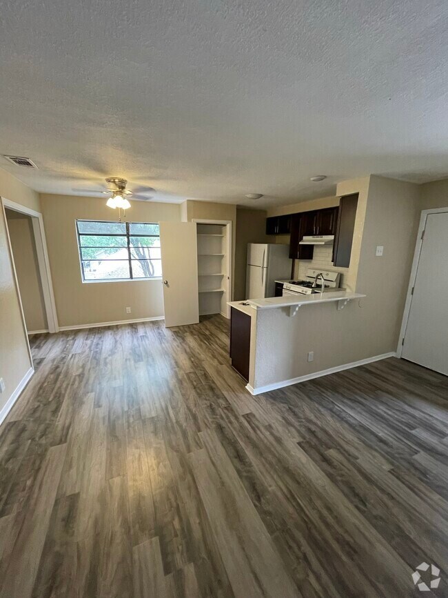 Building Photo - 501 Algerita Dr