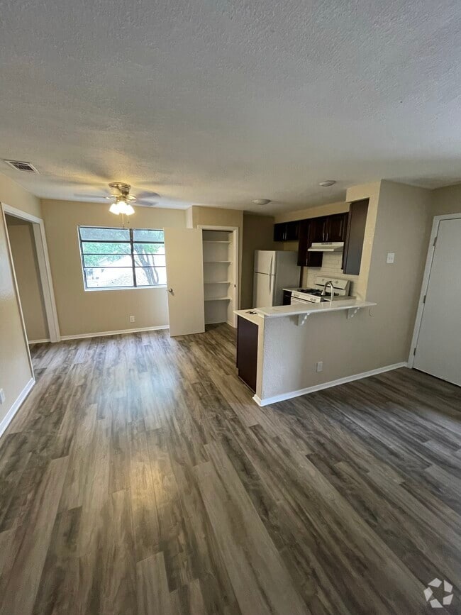 Building Photo - 501 Algerita Dr