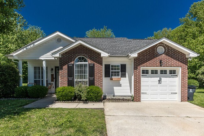 Building Photo - 211 Williamsburg Dr