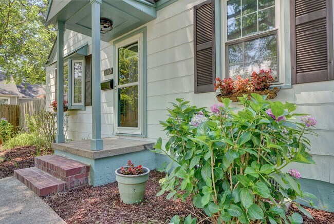 Foto del edificio - Charming Cape Cod Home - Fenced Yard, Detached Garage, Pet Friendly!