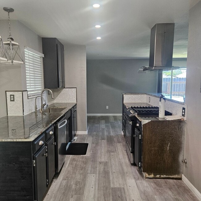 Building Photo - Beautifully Updated Family Home Near Memorial Hospital