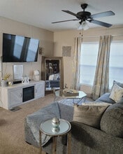 Building Photo - Room in House on Robin Ln