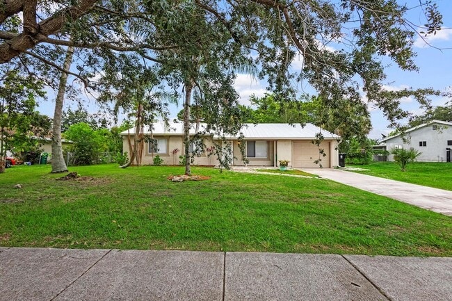 Building Photo - 766 SW Belmont Cir
